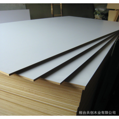 中密度板12mm 双面白密度板 白色免漆密度板 杨木家居板批发