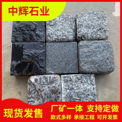 花岗岩石材铺路自然防滑小料石剥离面深灰色拼色天然石块马蹄石