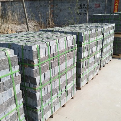 花岗岩石材铺路自然防滑小料石剥离面深灰色拼色天然石块马蹄石图2
