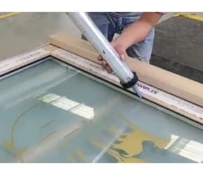 门窗玻璃是怎样打胶的？师傅手艺差别很大
