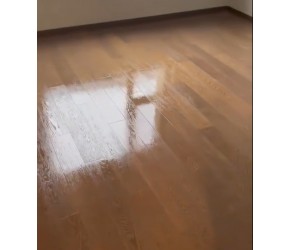 “镀膜”后的木地板:防水防污、防滑抑菌、超级耐磨、特别好打理,只需清水抹布,即可一抹即净!