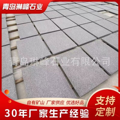 山东芝麻黑色深灰石材工程板火烧面道路地铺石板 路牙石批发 1平方米