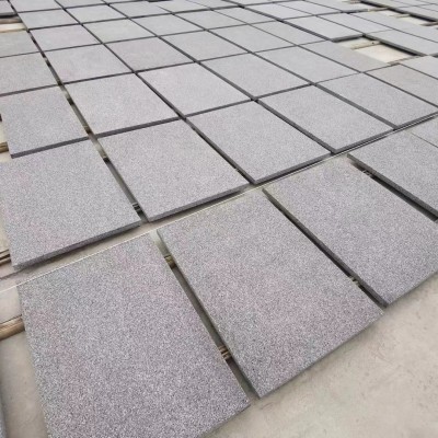 山东芝麻黑色深灰石材工程板火烧面道路地铺石板 路牙石批发 1平方米图3