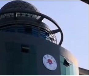 每个学校顶端的球状建筑物里面是装的什么？