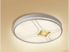 客厅装吸顶灯好吗？灯具选对了 客厅颜值蹭蹭往上涨！