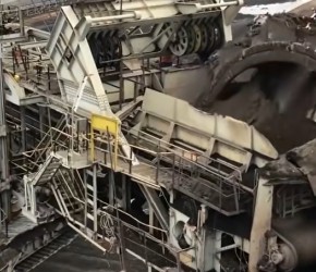 世界最大挖掘机，占地面积两个半足球场，一天能削平一座山！