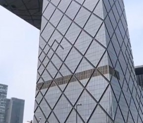 实拍央视总部大楼，投资200亿建造，被誉为世界十大建筑奇迹之一